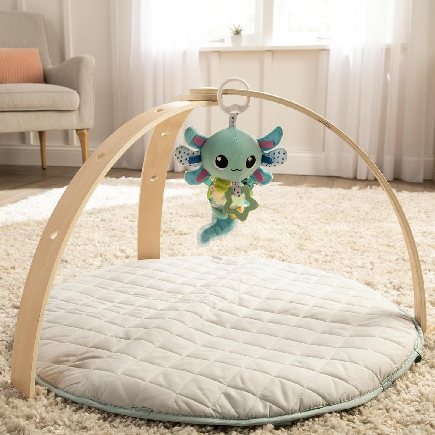 LAMAZE Alise axolotl - Jucărie pentru cărucior Clip & Go - Jucării senzoriale pentru bebeluși - Jucării de învățare timpurie de la 0 la 6 luni - Proiectate de experți pentru nou-născuți - Cadouri de duș pentru copii Jucarii Bebe Naty Shop