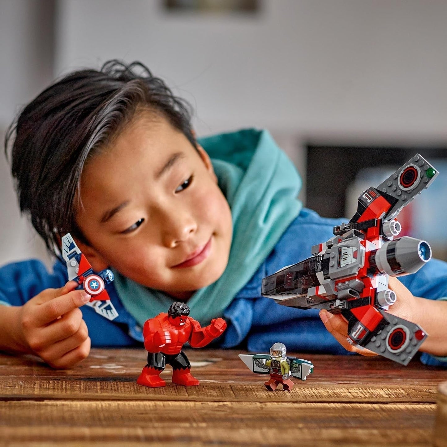 LEGO Marvel Showdown între Căpitanul America și Hulk Roșu, cadou pentru copii, set cu jet construibil, jucărie cu supereroi pentru băieți și fete de la 8 ani, jucărie de construit aventuri 76292 Seturi de constructie Besuche den LEGO-Store
