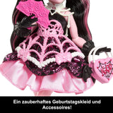 Păpușa Monster High înfricoșătoare și dulce pentru ziua de naștere, Draculaura, într-o rochie roz de petrecere cu accesorii tematice, cum ar fi invitație, balon, cadou, evantai și multe altele, JBG74
