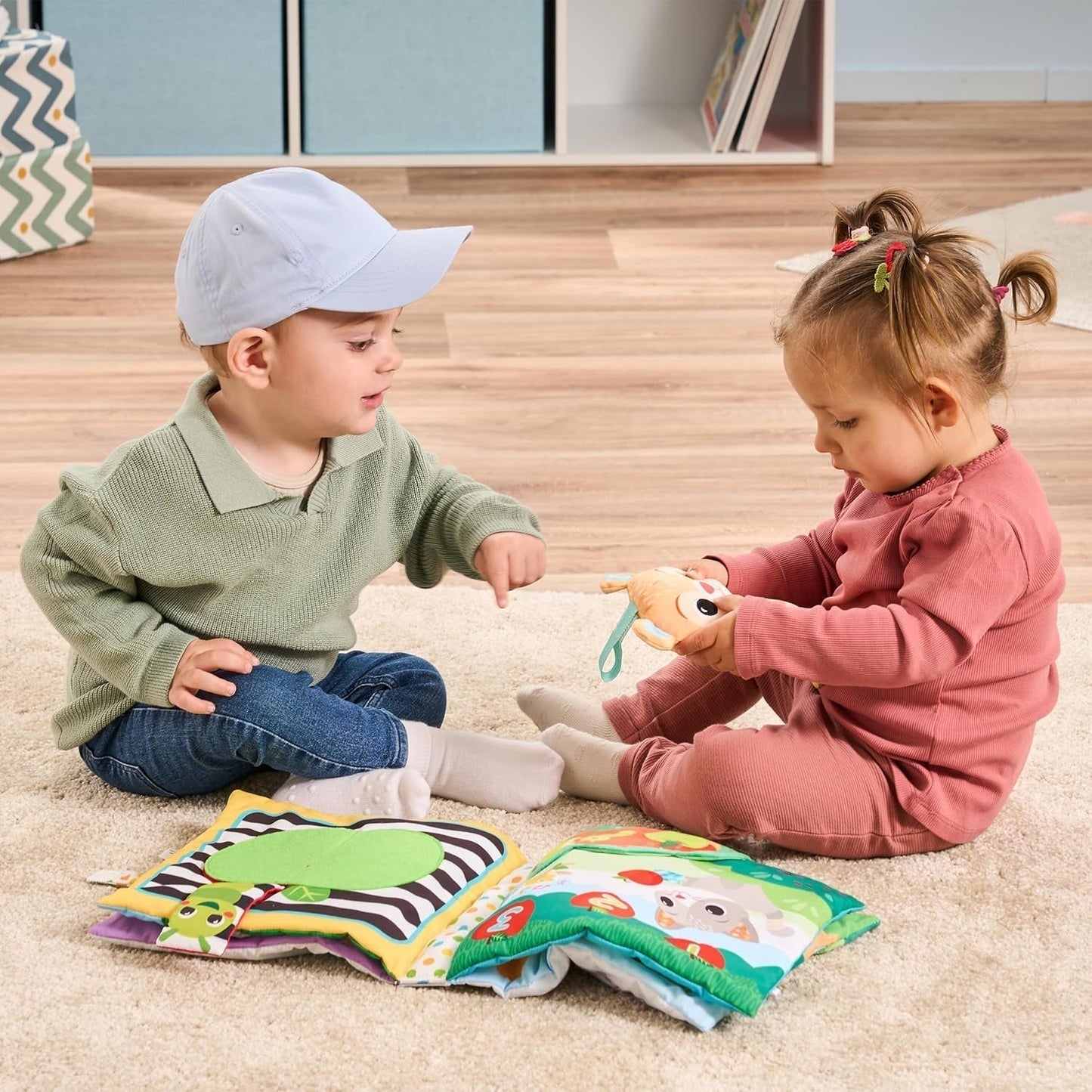 VTech Baby My big plush book - Carte de atins și pipăit/cărticică cu muzică și sunete - Carte din țesătură cu elemente în mișcare - Jucărie pentru abilități motorii și senzoriale - Pentru bebeluși și copii cu vârsta cuprinsă între 3-24 luni Jucarii Bebe Naty Shop