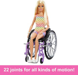 Păpușă Barbie Fashionista, scaun cu rotile cu păr blond și salopetă curcubeu, scaun cu rotile și rampă incluse, cadou de păpușă pentru copii, jucărie pentru vârsta de 3 ani și peste, HJT13