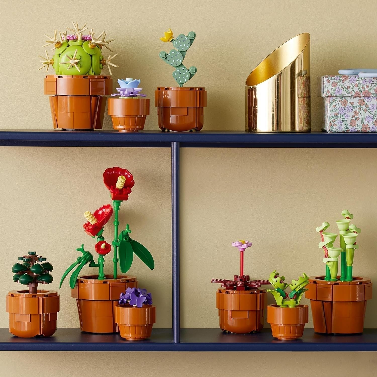 Mini plante LEGO Icons, 9 flori artificiale de construit, set de colecție botanică pentru adulți cu ghiveci de teracotă construibil, decorațiuni pentru casă, cadou pentru femei și bărbați 10329 Seturi de constructie Besuche den LEGO-Store