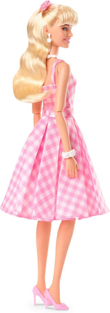 Păpușă Barbie, păpușă The Movie, în rochie roz și albă și colier cu margarete, Margot Robbie, piesă de colecție, jucărie pentru copii de la 3 ani, HPJ96