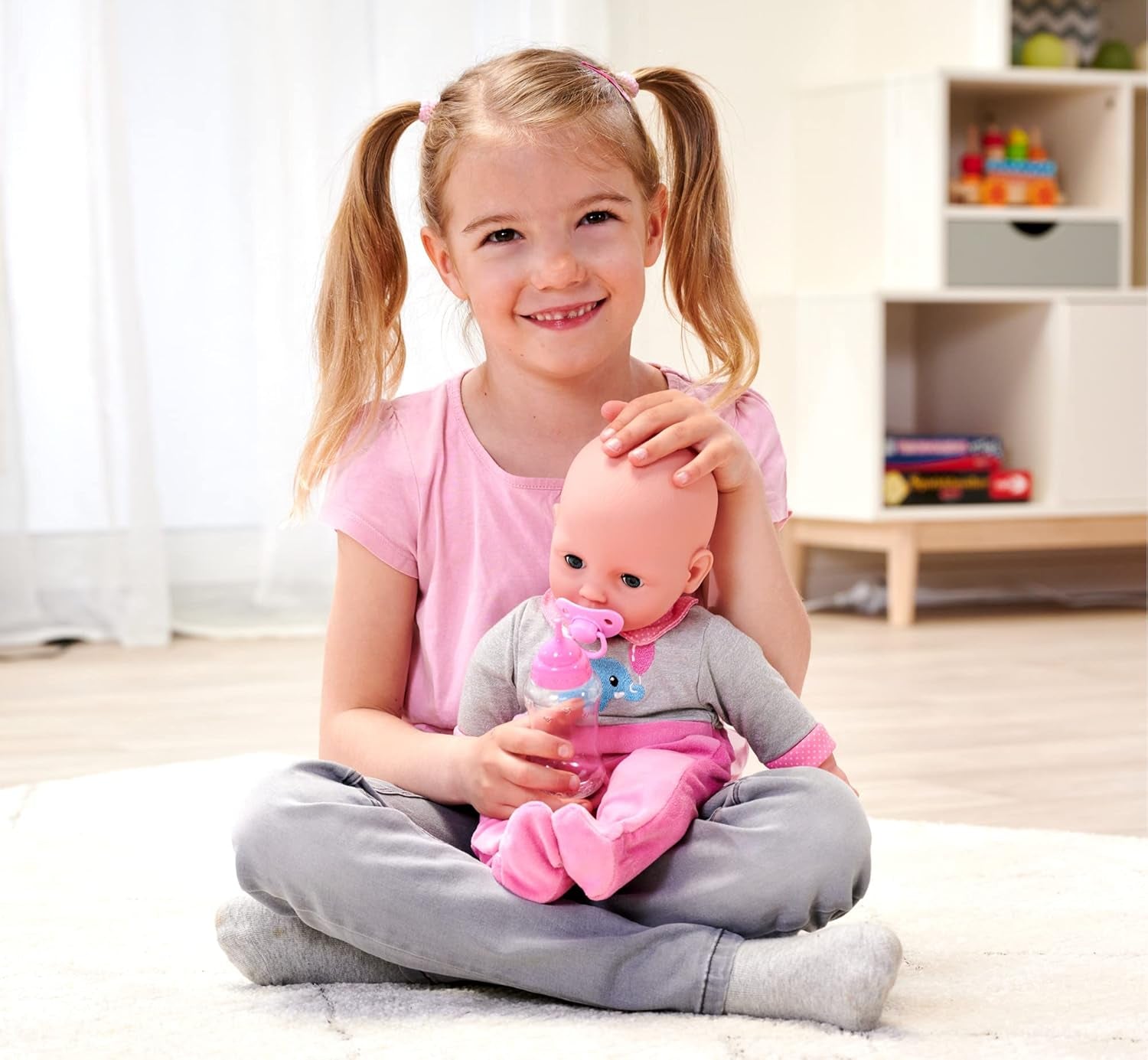 Simba 105140066 - Laura Interactive, păpușă cu corp moale și ochi adormiți, bolborosește când este mișcată, bea dintr-o sticlă și adoarme, 40 cm, păpușă bebeluș pentru copii de la 2 ani