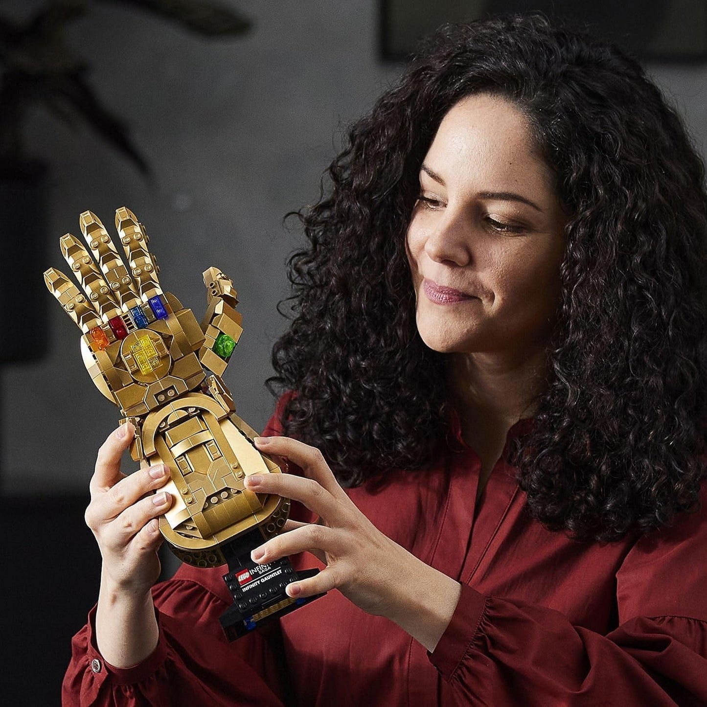 LEGO 76191 Marvel Super Heroes Infinity Glove, Set Avengers pentru adulți cu modelul mănușii lui Thanos de construit, articol pentru fani, cadou pentru bărbați, femei, ea și el Seturi de constructie Besuche den LEGO-Store