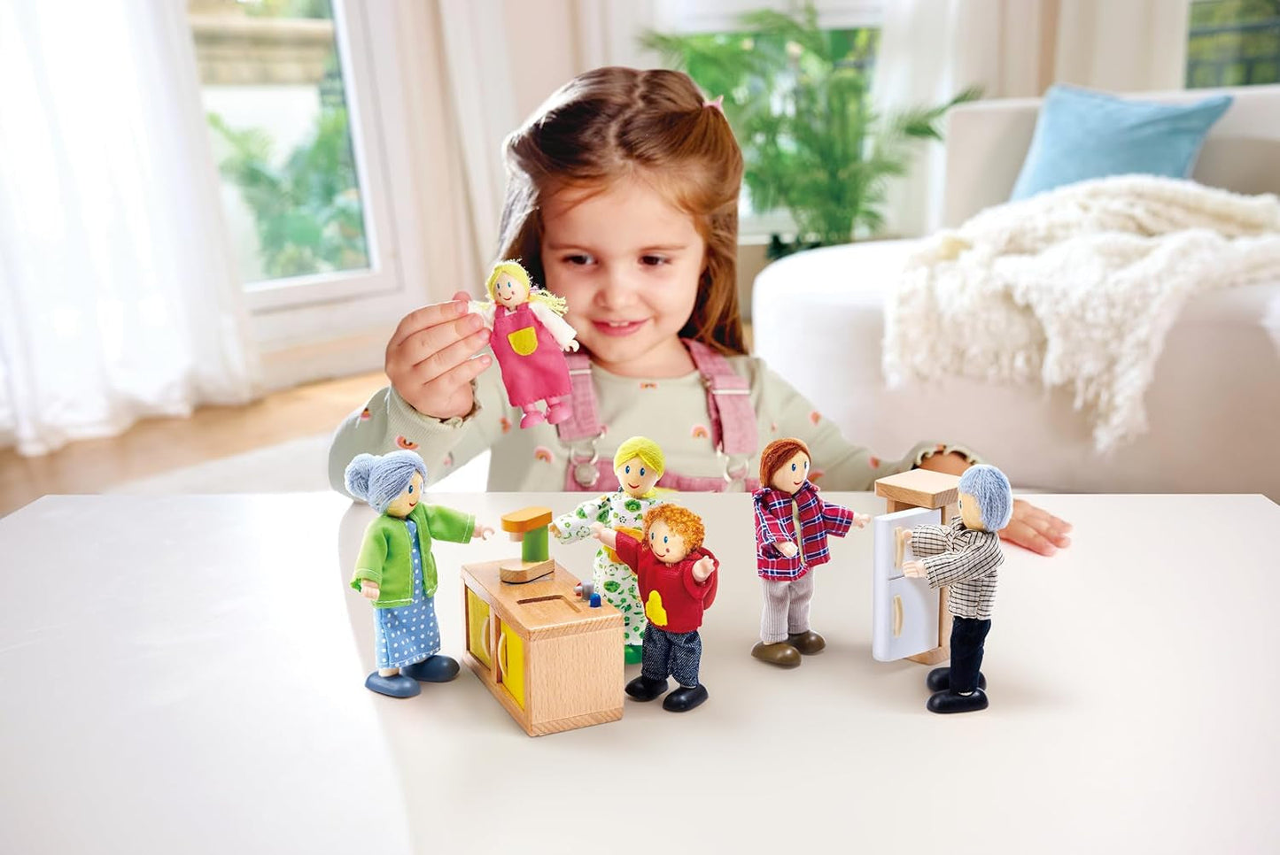 Set familial de păpuși Hape Doll Family premiat, accesorii unice pentru case de păpuși din lemn, joc imaginativ, 6 membri ai familiei de păpuși, pentru copii cu vârsta de 3 ani și peste