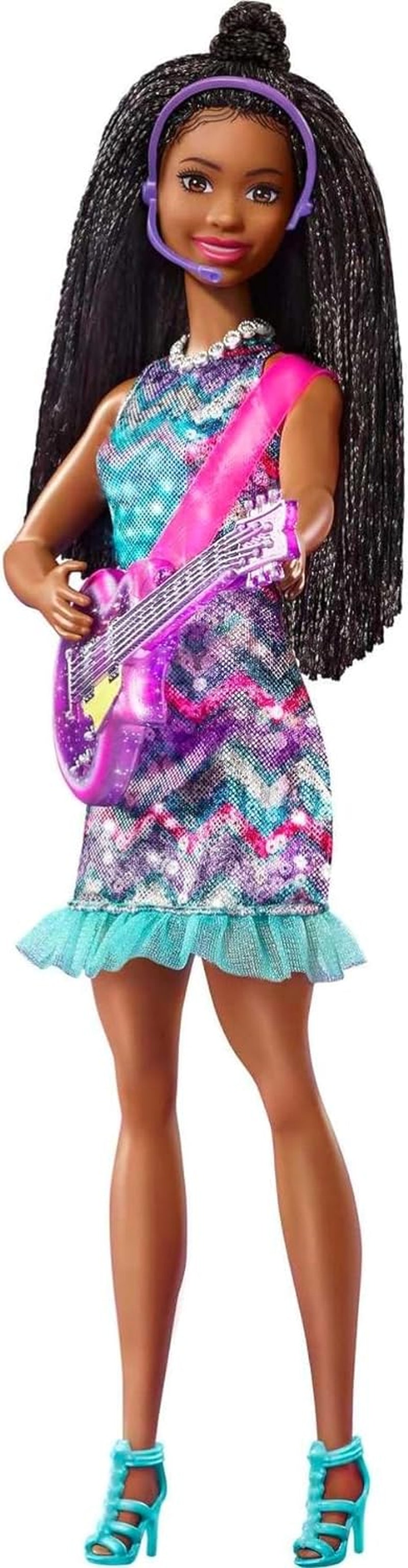 Barbie GYJ22 - scenă liberă pentru păpușa Big Dream Brooklyn (aprox. 30 cm, codițe maro) cu melodii din film, lumini, microfon și accesorii, cadou pentru copii de la 3 ani în sus Papusi Naty Shop Modern