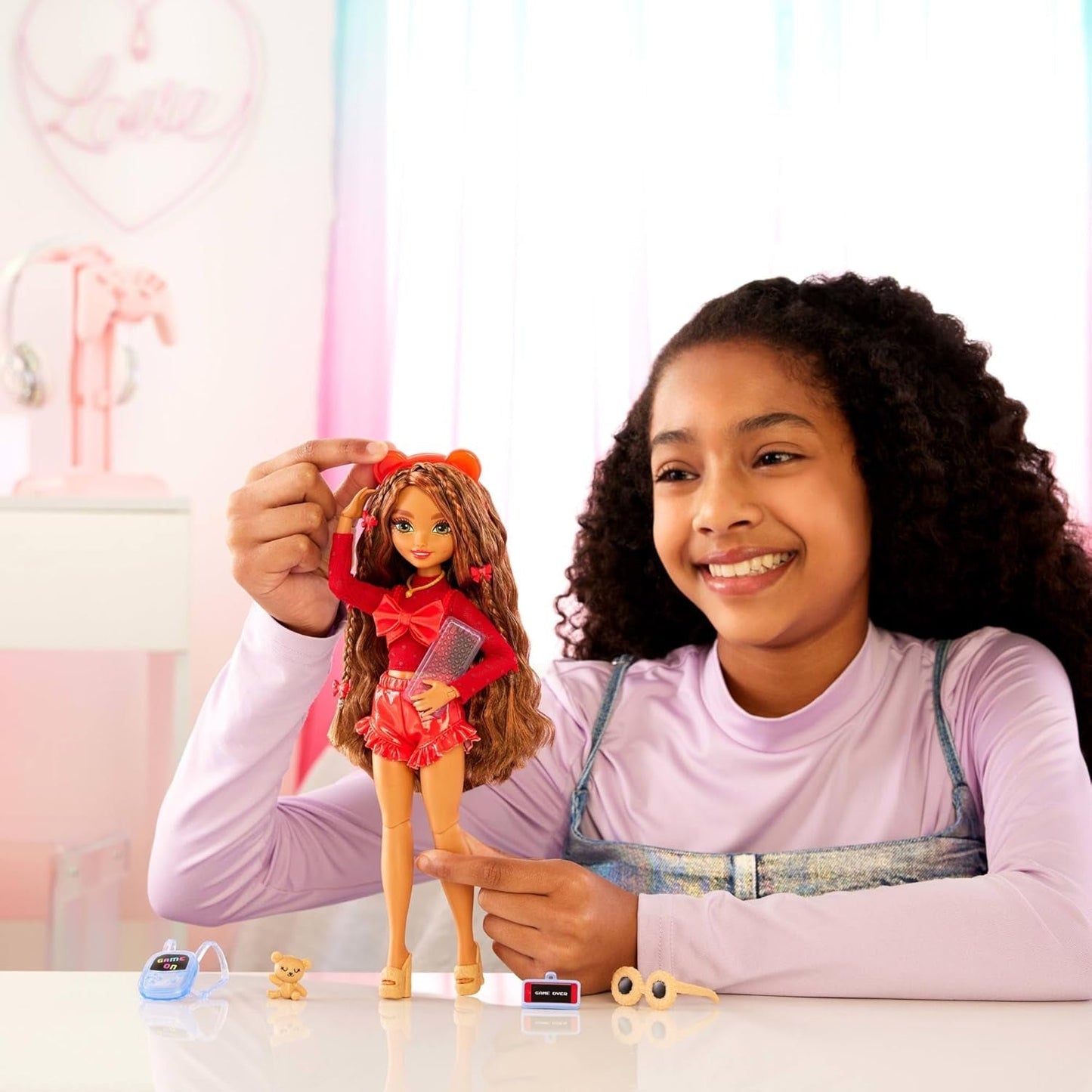 Păpușă Barbie Dream Besties și accesorii, păpușă de modă Teresa mobilă cu păr castaniu și agrafe de păr, 10 bucăți temă jocuri video, HYC23 Papusi Naty Shop