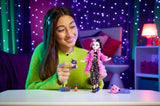 Păpușă MONSTER HIGH și accesorii pentru petrecerea în pijamale, animalul de companie al păpușii Draculaura Bat Count Fabulous, Creepover Party, HPY66 Papusi Naty Shop