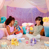 Păpușă Rainbow High Junior High PJ Party - Violet (Mov) - 22 cm cu salopetă moale, papuci și accesorii de joacă - Jucărie pentru copii - Ideală pentru 4-12 ani
