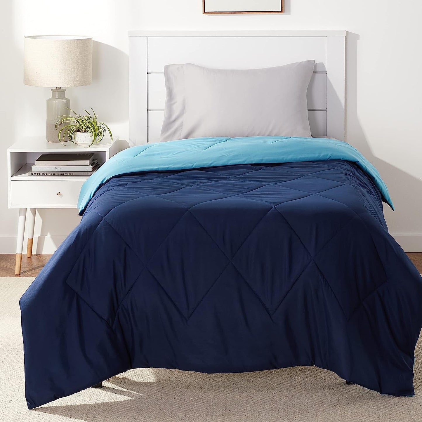 Amazon Basics cuvertură din microfibră, poate fi utilizată pe ambele părți, 220 X 240 Cm, gri / negru Plapumi si pilote Naty Shop Albastru marin/albastru cer 135X200 Cm