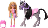Păpușa Barbie Chelsea și Ponei - Înșuează-te pentru joacă și călărește în siguranță, șa și scărițe roz, include cască și rochie drăguță în carouri, pentru copii de la 3 ani în sus, HTK29