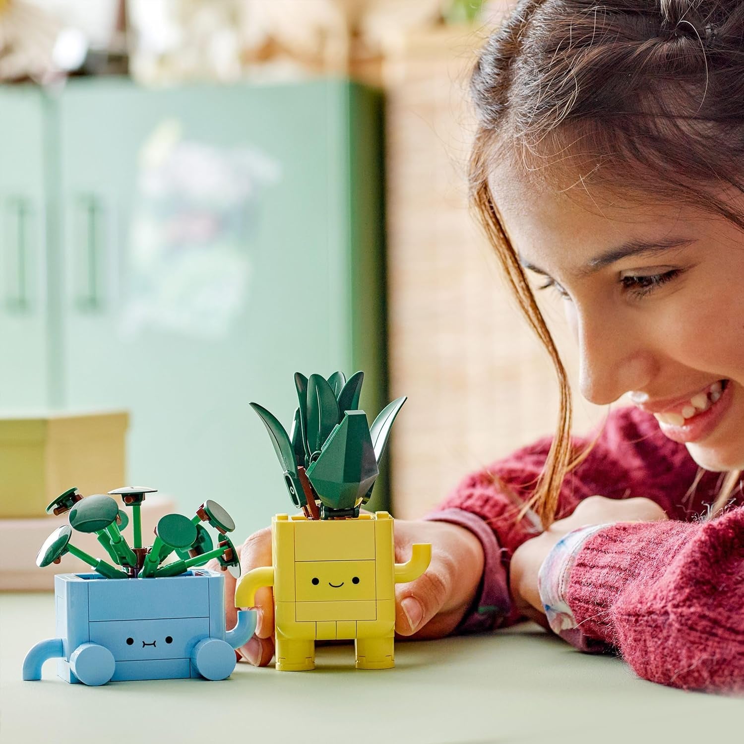 LEGO Botanicals Happy Plants - Set de bricolaj pentru copii cu 2 flori artificiale și 2 ghivece de flori colorate cu fețe de desene animate - Idee de cadou pentru fete de la 9 ani - 10349 Seturi de constructie Besuche den LEGO-Store