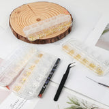 Set de 4 cutii pentru brelocuri pentru unghii - 48 de tipuri de brelocuri 3D aurii și argintii pentru unghii (fluturi, flori, perle etc.) + pensetă și stilou - pentru unghii cu gel și acrilice DIY | Ideal pentru salon de unghii și acasă
