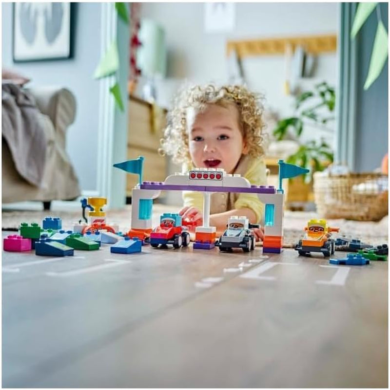 LEGO DUPLO Town F1 Team Race Cars With Racers, jucărie de construit pentru întreaga familie, experiență de joacă imaginativă, cadou de ziua de naștere pentru copii mici, băieți și fete de la 2 ani 10445 Seturi de constructie Besuche den LEGO-Store