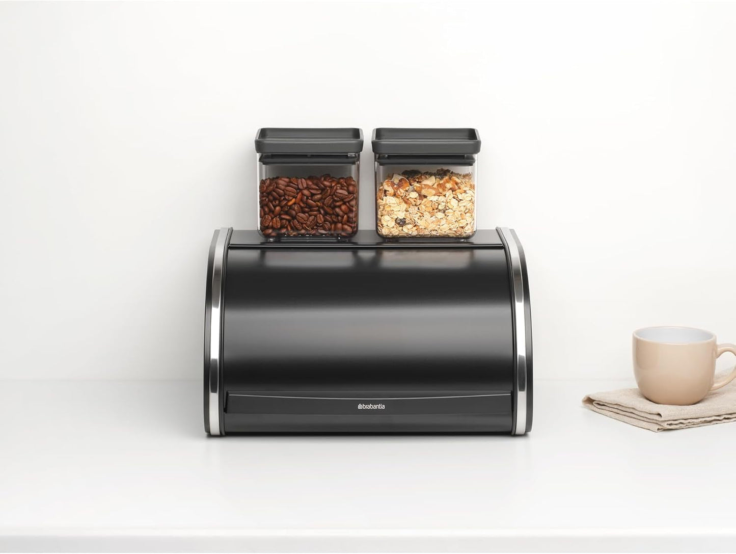Brabantia roll bread box - Cutie de depozitare compactă pentru pâine, covrigi și rulouri pe blatul de lucru, cu capac plat, oțel durabil - dimensiune medie - negru mat Cutii depozitare alimente Naty Shop