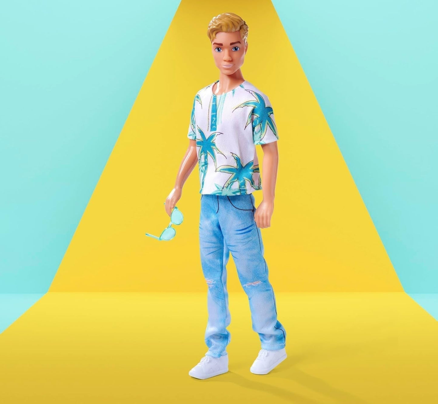 SIMBA 105733729 Steffi Love Kevin, păpușă de joacă poartă un top cu imprimare de palmier și blugi cool, inclusiv ochelari de soare, 30 cm, de la 3 ani Papusi Naty Shop