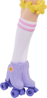 Păpușa Barbie Dream Besties și accesorii, Păpușă Barbie Renee la modă articulată cu patinaj pe role și păr negru, 12 accesorii tematice cu videoclipuri și mâncare, JFX99