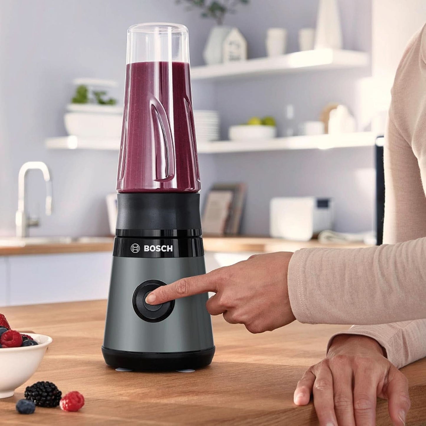 Bosch Mini-Standmixer Vitapower Serie 2 MMB2111S, Highspeed-Mixer, Bis Zu 40.000 Rpm, Tritan Togo-Flasche 0,6 L, Trinkdeckel, Bruchsicher,Spülmasch.Geeignete Teile, 450W, Silber/Schwarz Bucatarie Naty Shop