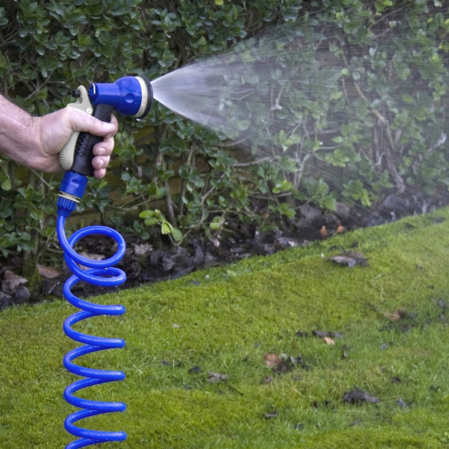 Set furtun spiralat TATAY 10 m cu accesorii din plastic cu protecție UV, ideal pentru terase și grădini mici.