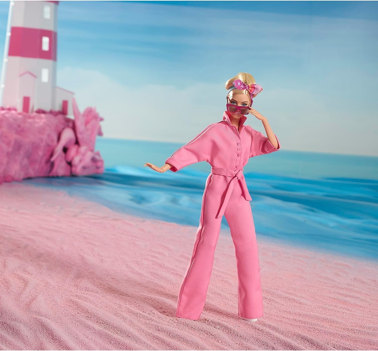 BARBIE THE MOVIE Margot Robbie - Puppe mit Kaugummi-Rosa Jumpsuit, Messy Updo, Sonnenbrille, Kopftuch, Wedge-Sneakers, Sammlerverpackung, für Kinder ab 3 Jahren, HRF29