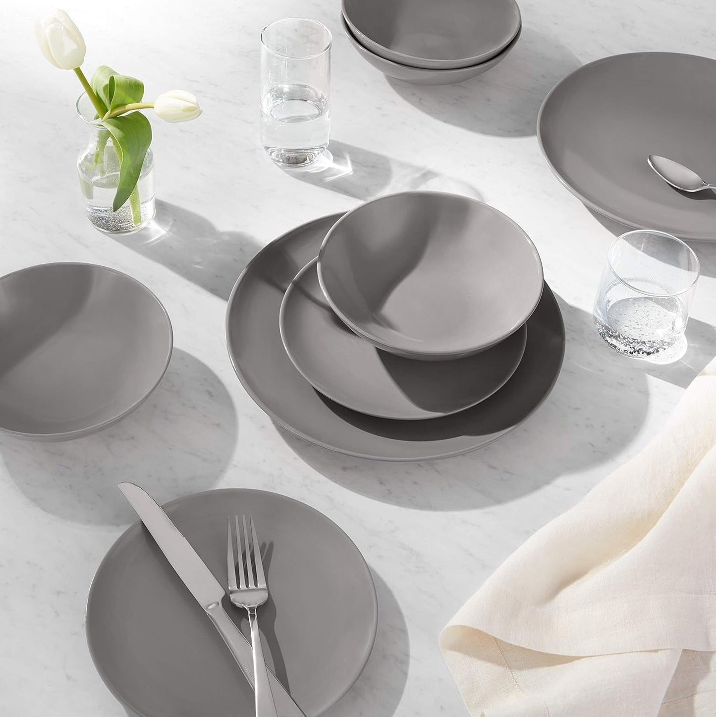 Set de veselă din gresie Amazon Basics, 18 piese, gri fumuriu, 6 porții