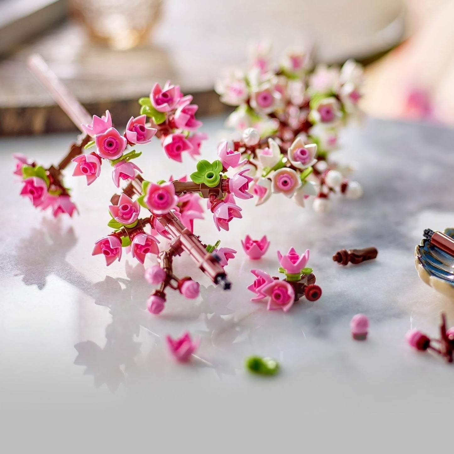 LEGO Botanicals Cherry Blossoms - Flori artificiale de construit - Decorațiuni de birou pentru copii - Buchet de flori de expus - Cadou pentru femei și bărbați de la 8 ani - Botany Collection 40725 Seturi de constructie Besuche den LEGO-Store