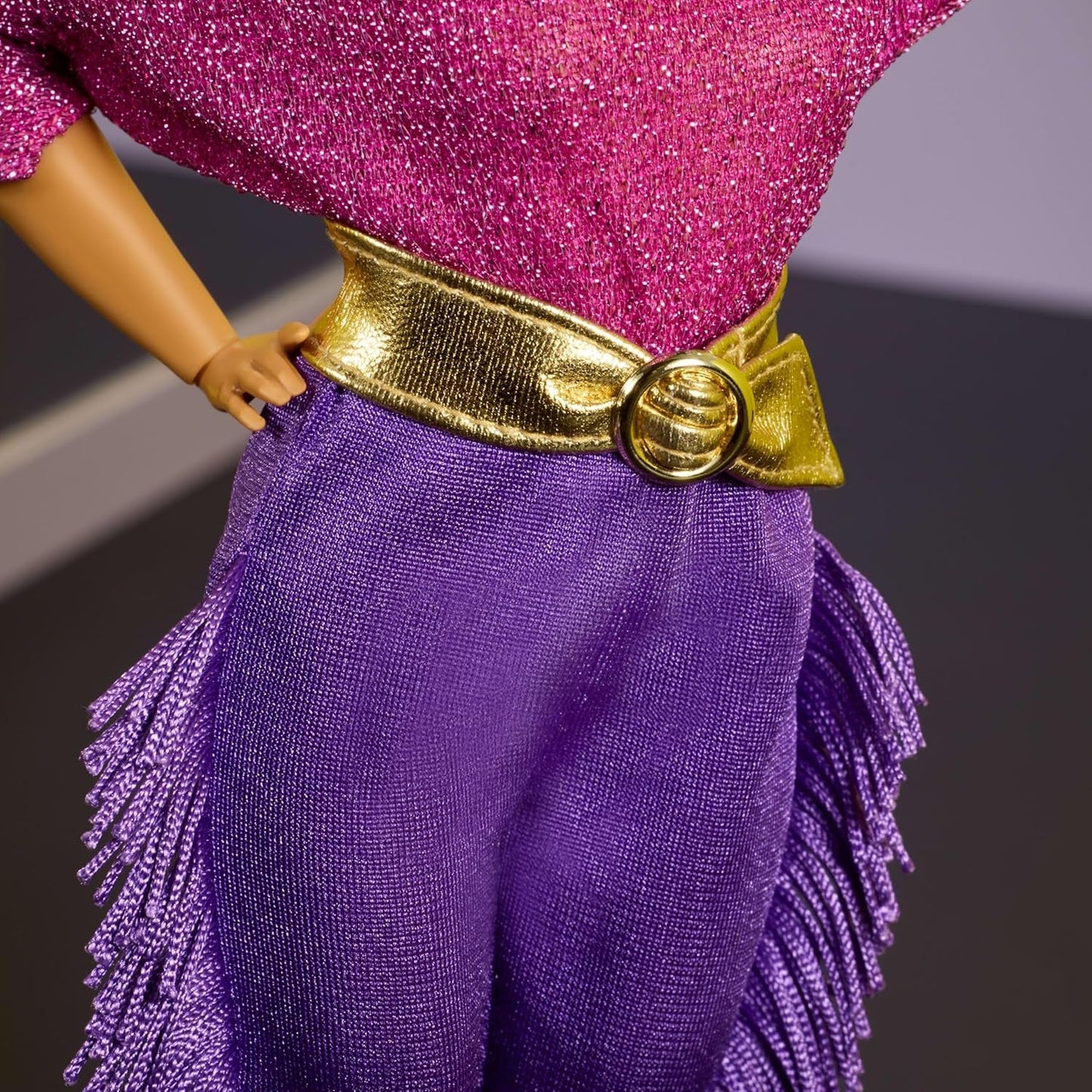 Păpușa Barbie Signature, Colecția Debbie Allen Tribute, cu bluză cu umeri goi, curea aurie și pantaloni mov cu franjuri și jambiere, JBJ24