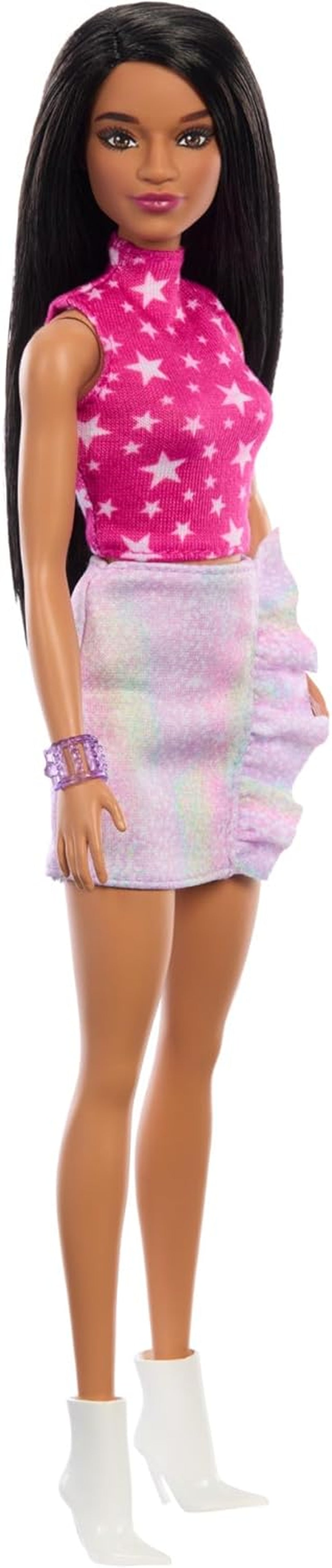 Păpușa Barbie Fashionistas nr. 215 cu păr negru drept, bluză roz cu model de steluțe și fustă irizată, păpușă de modă de colecție care comemorează cea de-a 65-a aniversare, HRH13
