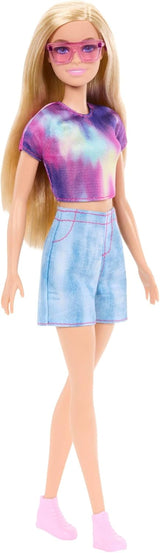 Păpușă Barbie Mysteries: Detectivii de pe plajă Malibu cu ținută și accesorii caracteristice, inclusiv ochelari de soare, JFV63
