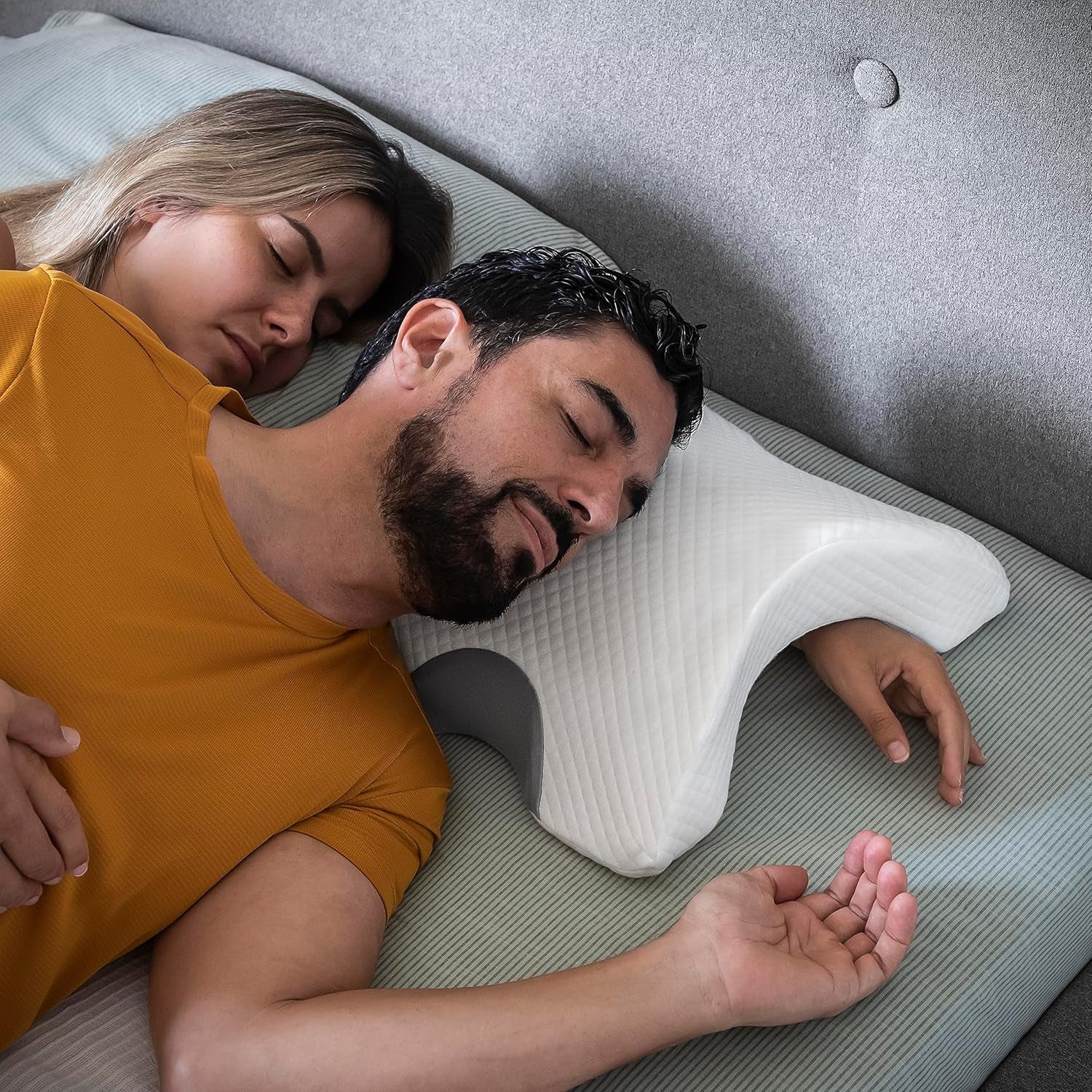 InnovaGoods - Pernă cervicală vâscoelastică pentru cupluri, Design ergonomic pentru relaxare în cuplu, Spumă cu memorie pentru ameliorarea presiunii, Husă detașabilă, Alb, 36 x 12,5 x 30,5 cm, Spumă cu memorie
