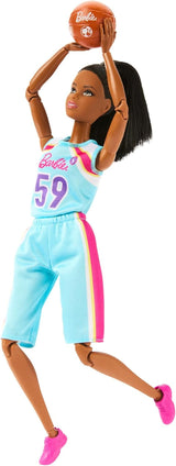 Păpușă Barbie Made to Move și accesorii, jucătoare de baschet brunetă cu rochie sport detașabilă și minge, 22 de articulații articulate, HKT74