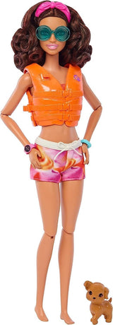 Barbie - păpușă surfer cu placă de surf și mâner, prosop și radio pentru aventuri pe plajă și povestiri, cleme și curea de gleznă pentru surfing realist, de la 3 ani, HPL69 Papusi Naty Shop