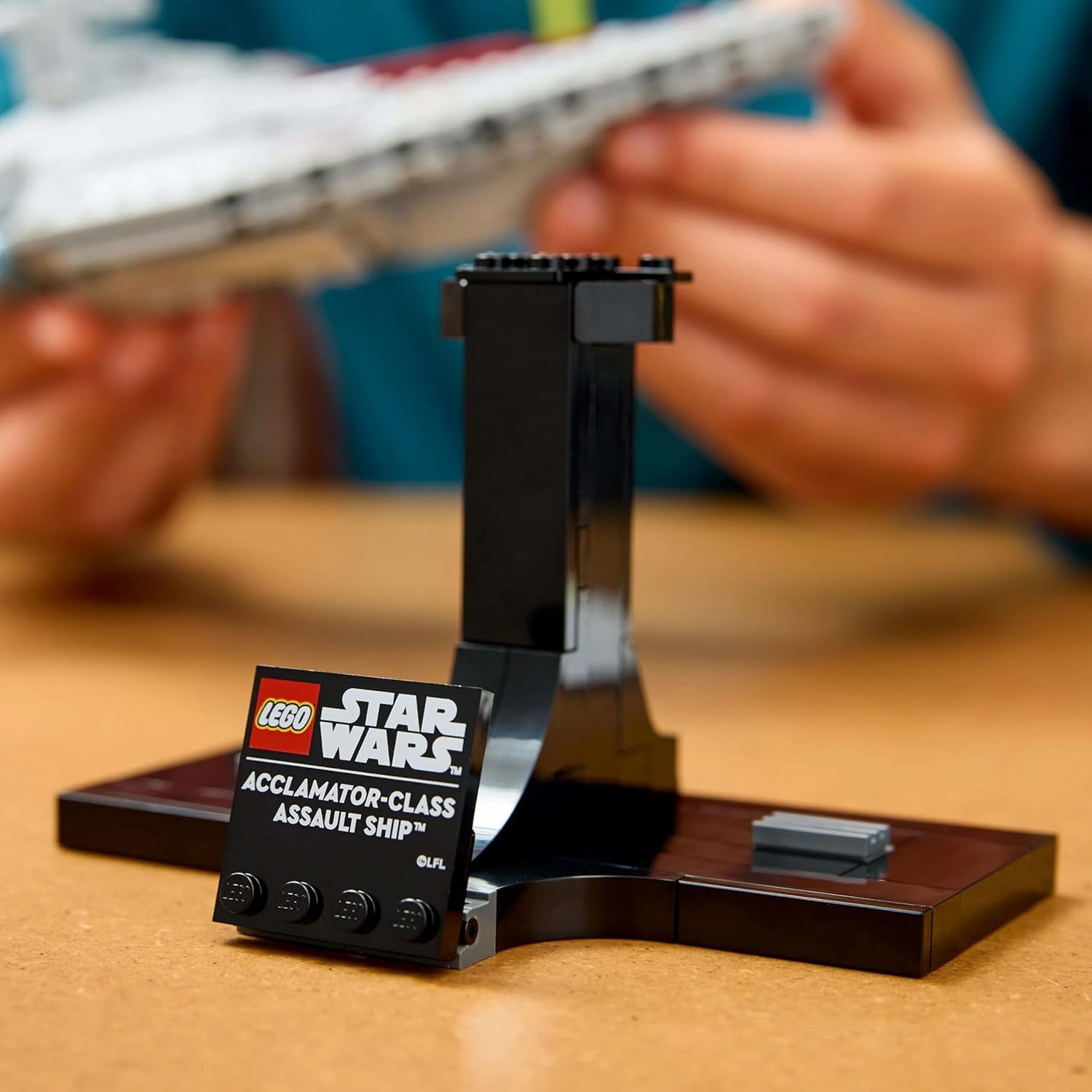 LEGO Star Wars 75404 Nava de asalt Clasa Acclamator din Atacul clonelor - Navă stelară de colecționat, construit și expus - Set de construcție Fantasy - Cadou pentru adulți și fani adolescenți Seturi de constructie Besuche den LEGO-Store