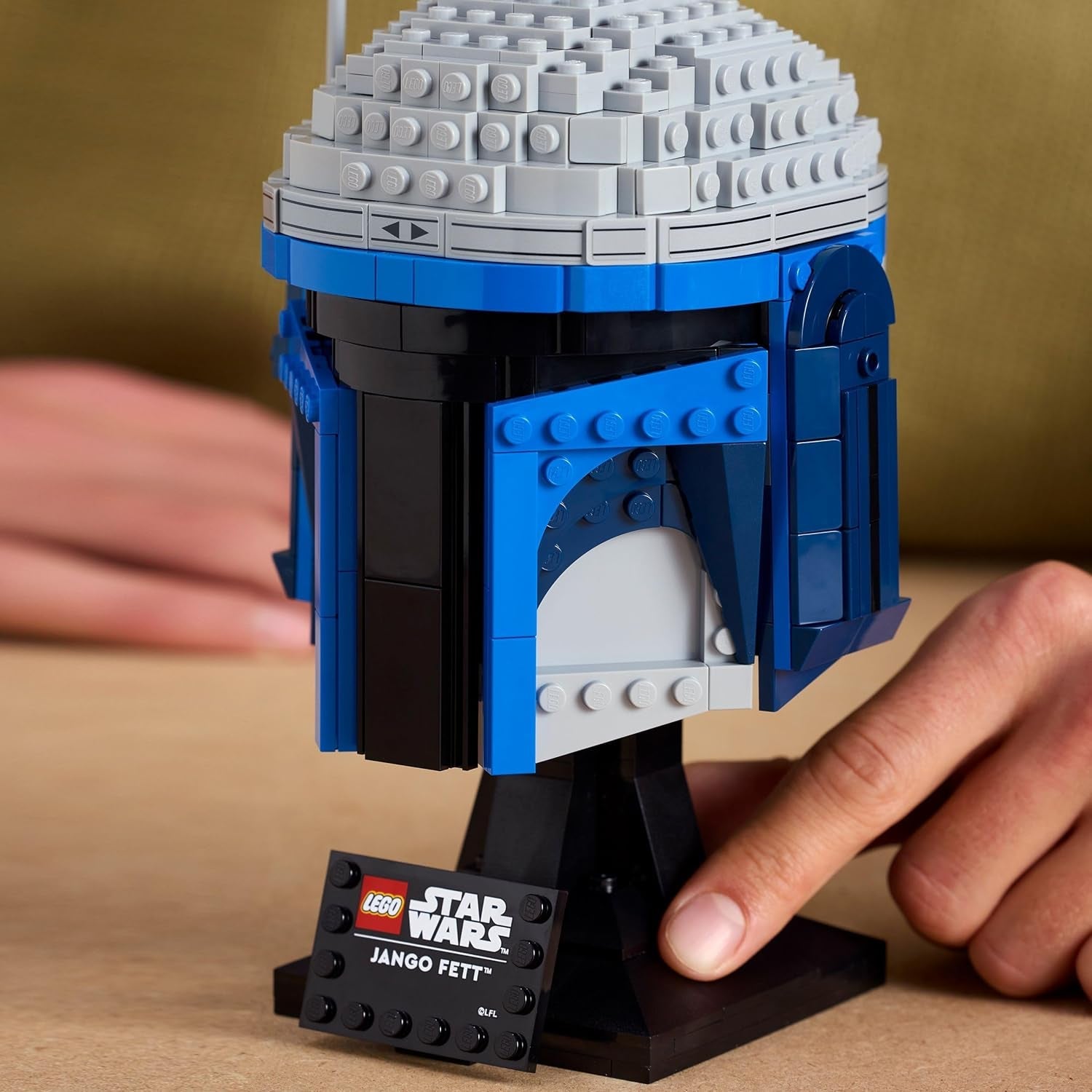 LEGO Star Wars 75408 Jango Fett Helmet - Set de construcție Mandalorian pentru adulți - Model cu suport, plăcuță de identificare și antenă reglabilă - Cadou pentru fanii Atacului clonelor Seturi de constructie Besuche den LEGO-Store