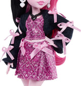 Păpușa Monster High, Draculaura cu rochie roz cu funde și cardigan negru, cu liliacul Contele Fabulos și 7 accesorii precum ramen, ruj și geantă, JHK29