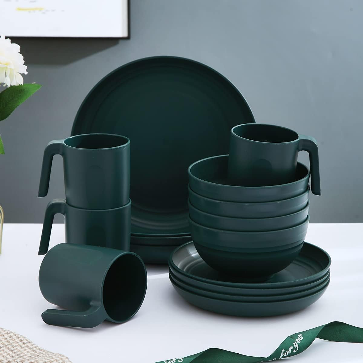 Set de veselă Kyraton din plastic incasabil și reutilizabil, format din 16 piese. Farfurii, căni, boluri și vase ușoare. Ușor de transportat și de curățat. Fără BPA. Pentru 4 persoane.