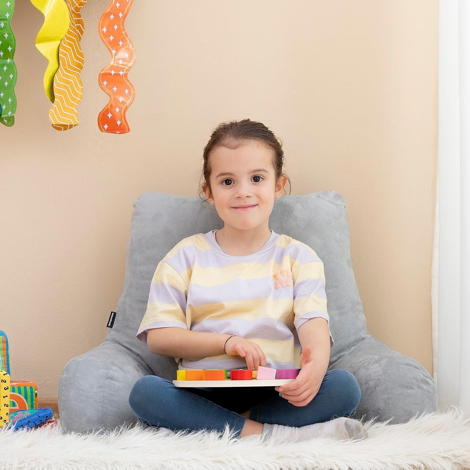 Pernă de citit InnovaGoods Huglow cu cotieră, pentru canapea, pat și covor, pernă de citit cu suport lombar și mâner de transport, ergonomică, previne disconfortul și durerea, gri