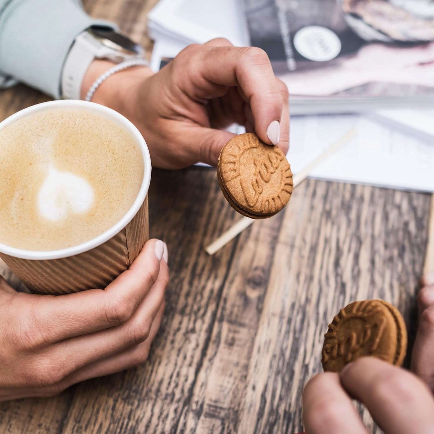 Lotus Biscoff | Pachet Variat de Biscuiți Dubli | 3 Varietăți: Cremă Biscoff, Vanilie și Aromă de Ciocolată | 5 Biscuiți Dubli per Pachet | Ingrediente de Origine Naturală | Fără Coloranți | 16 x 50g | 800g