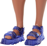 Barbie Fashionistas Ken Doll nr. 220 Cu bretele și formă largă a corpului într-o cămașă detașabilă cu model portocaliu, pantaloni scurți și sandale cu platformă, HRH23 Papusi Naty Shop