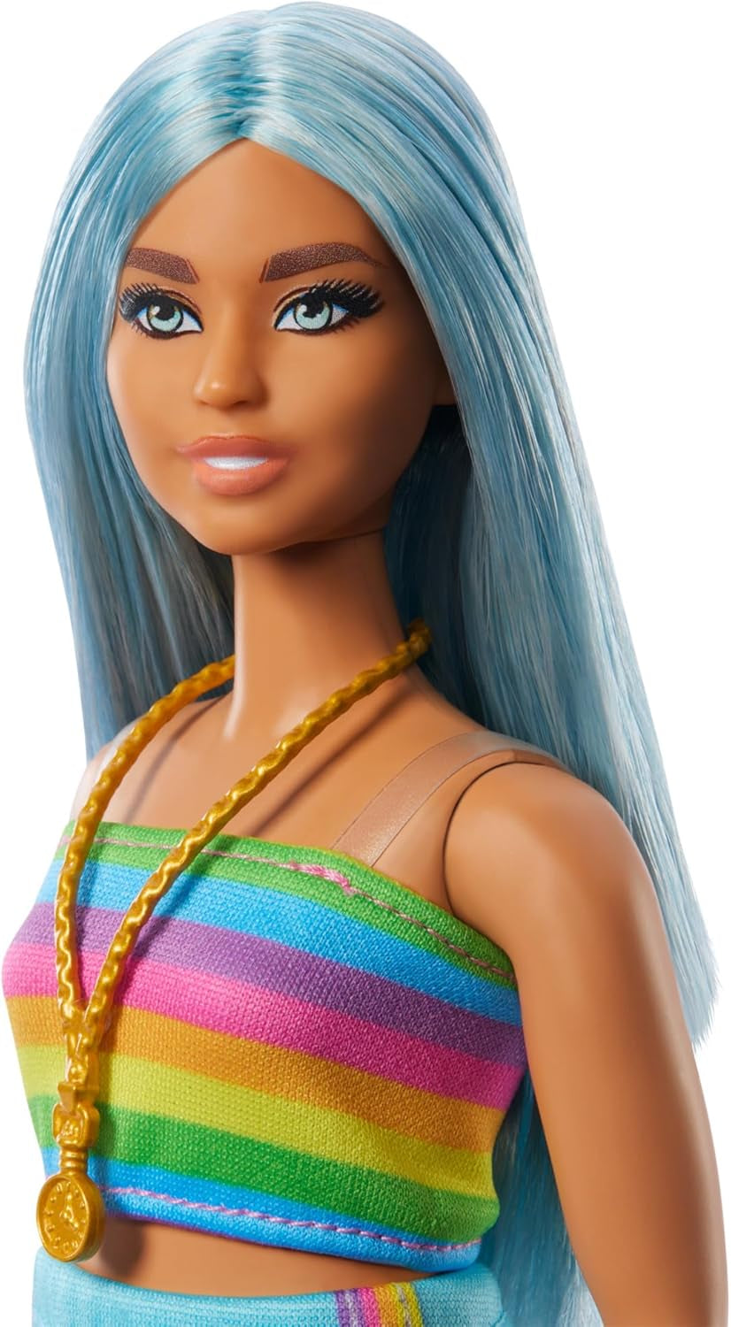Păpușa Barbie Fashionistas nr. 218 cu păr lung albastru, top curcubeu și fustă turcoaz, păpușă de modă de colecționat cu ocazia celei de-a 65-a aniversări, HRH16 Papusi Naty Shop