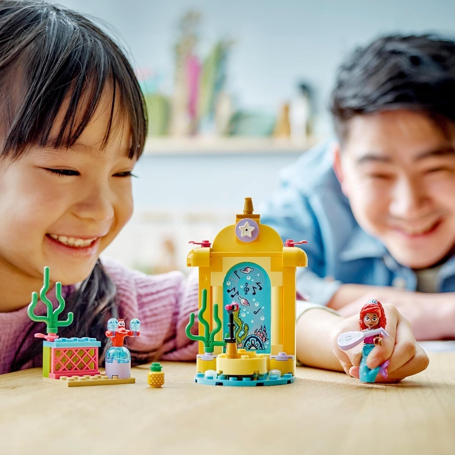 LEGO Ç€ Disney Princess Arielle's Musical Stage, jucărie de construit pentru copii cu 2 figuri, idee de cadou pentru fete și băieți de la 4 ani și pentru fanii serialului TV, jucărie pentru copii 43235 Seturi de constructie Besuche den LEGO-Store