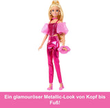 Păpușa Barbie Deluxe Style #5 într-o ținută roz metalizată, blondă, cu un top cu corset strălucitor și pantaloni strălucitori, cu accesorii precum un colier roz și o geantă de mână, JFP40