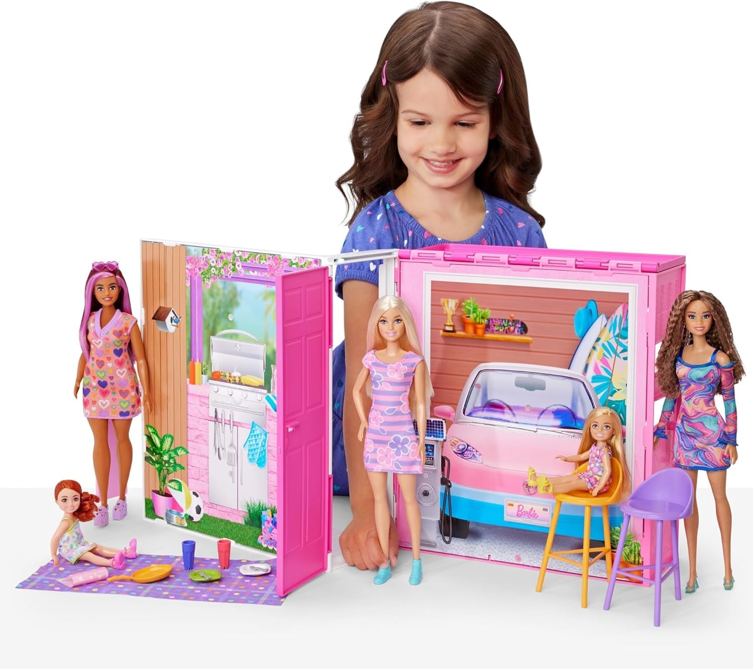 Barbie-Puppenhaus Spielset, Ferienhaus mit 4 Spielbereichen, darunter Küche, Badezimmer, Schlafzimmer und Lounge, 11 Deko-Zubehörteile, HRJ76
