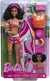 Barbie - păpușă surfer cu placă de surf și mâner, prosop și radio pentru aventuri pe plajă și povestiri, cleme și curea de gleznă pentru surfing realist, de la 3 ani, HPL69 Papusi Naty Shop Modern