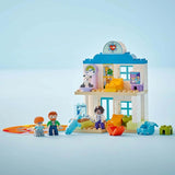 LEGO DUPLO Town Prima vizită la doctor, jucărie de construcție, set de joacă pentru a promova abilitățile motorii fine, cadou pentru copiii mici de la 2 ani, jucărie educativă, joc de rol în spital 10449 Seturi de constructie Besuche den LEGO-Store