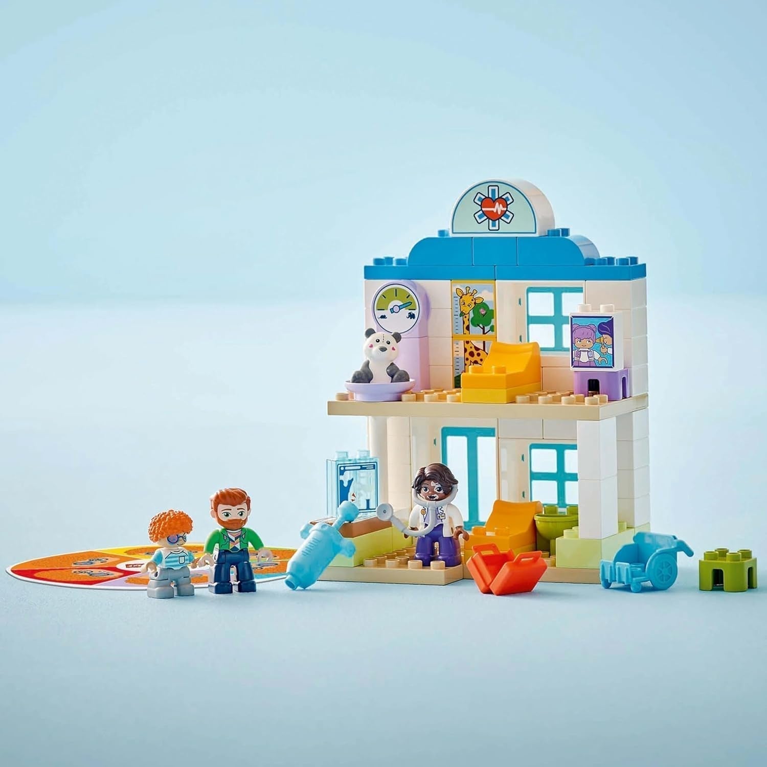 LEGO DUPLO Town Prima vizită la doctor, jucărie de construcție, set de joacă pentru a promova abilitățile motorii fine, cadou pentru copiii mici de la 2 ani, jucărie educativă, joc de rol în spital 10449 Seturi de constructie Besuche den LEGO-Store