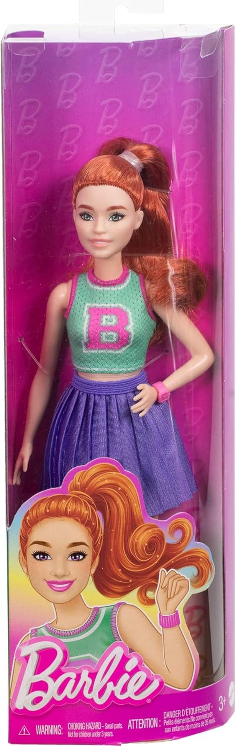 Păpușa Barbie Fashionistas nr. 232 cu păr roșu, top sport din jerseu cu imprimeu B, fustă plisată mov, ceas de mână și adidași, HYT90