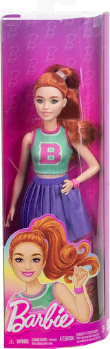 Păpușa Barbie Fashionistas nr. 232 cu păr roșu, top sport din jerseu cu imprimeu B, fustă plisată mov, ceas de mână și adidași, HYT90