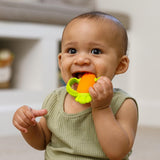 Infantino Lil' Nibbles, inel de dentiție din silicon texturat, jucărie de dentiție pentru bebeluși fără BPA, moale, ușor de ținut în mână, stimulare senzorială pentru sugari, morcov